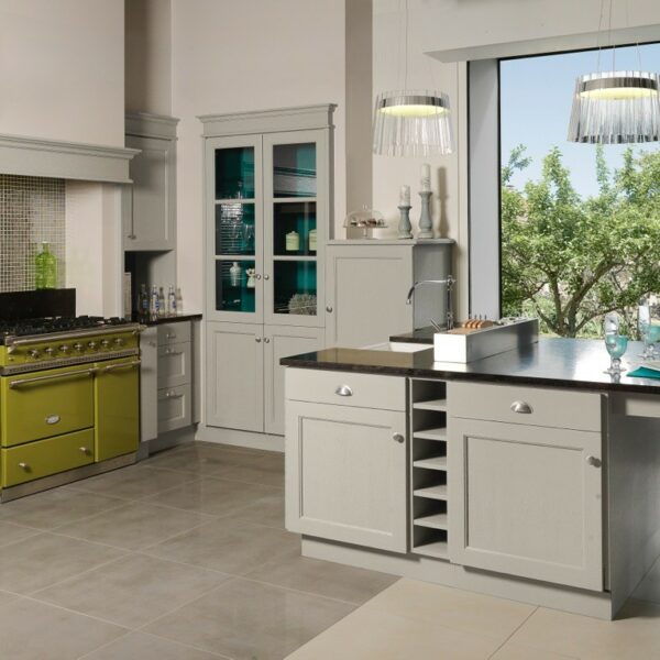 http://Cuisine%20haut%20de%20gamme%20en%20chêne%20laqué%20avec%20piano%20Lacanche