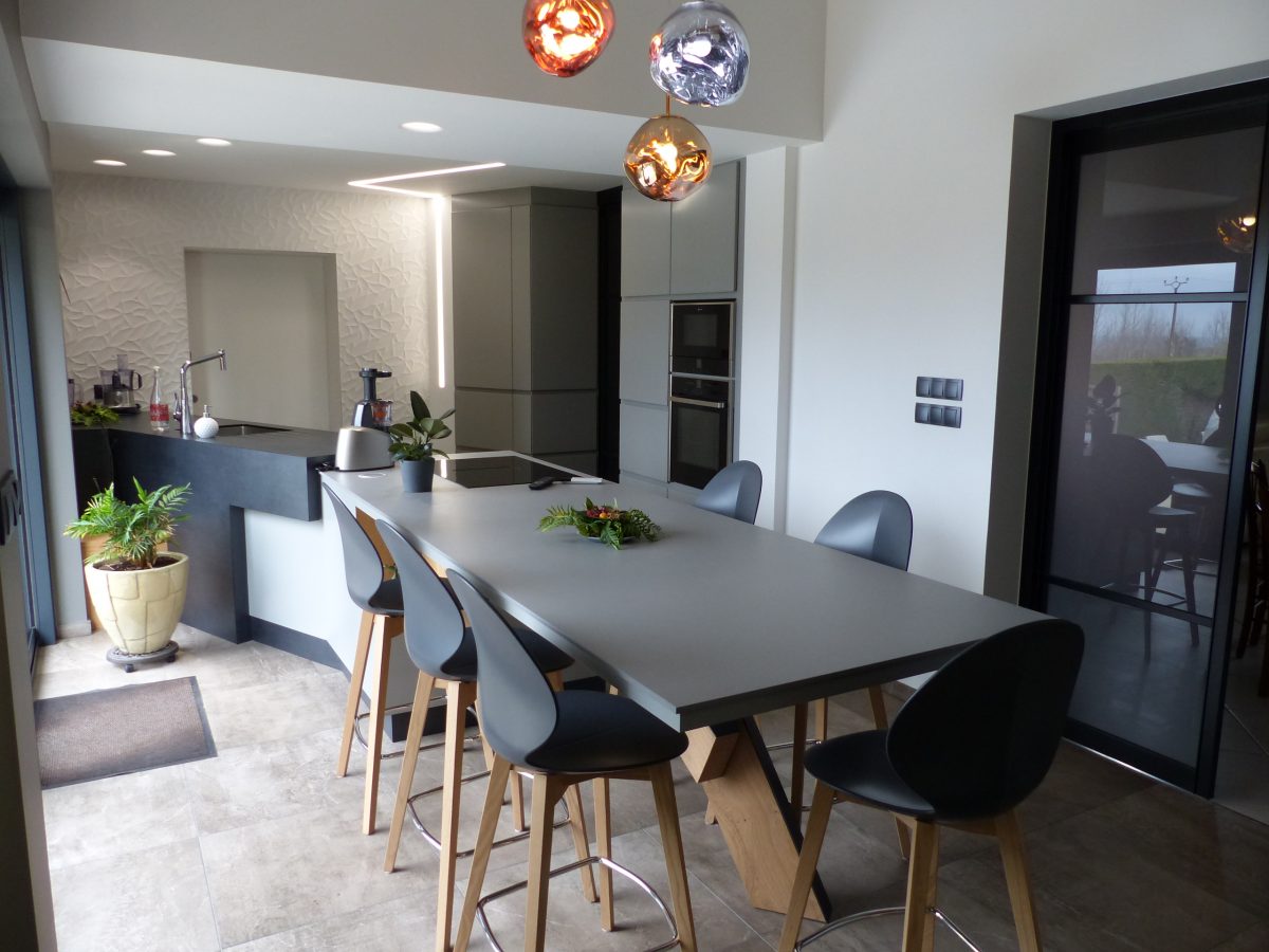 cuisine avec plan de travail en dekton portes laquées satinées