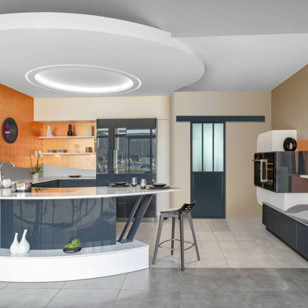 http://Cuisine%20haut%20de%20gamme%20avec%20mur%20en%20cuivre%20et%20verrière