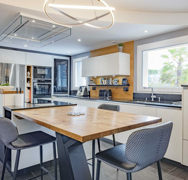 http://Cuisine%20bois,%20blanc%20et%20verrière%20Créations%20Gravouille,%20architecte%20d'intérieur%20à%20Nantes%20(44)%20et%20Angers%20(49)