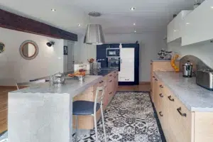 Cuisine bois et blanc - Créations Gravouille