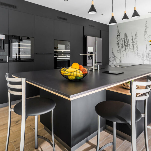 http://Cuisine%20sur%20mesure%20noir,%20bois,%20mur%20esprit%20nature%20Créations%20Gravouille%20Architecte%20d'intérieur%20à%20Angers%20(49)%20et%20Nantes%20(44)