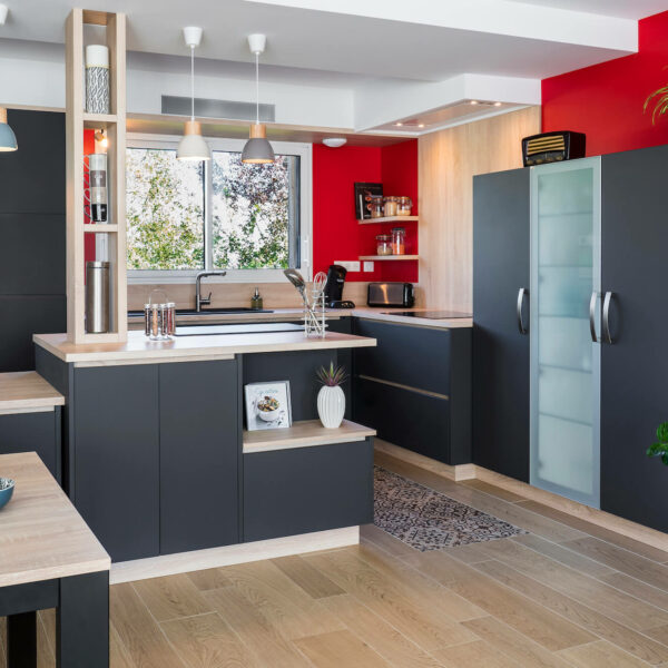 http://Cuisine%20sur%20mesure%20rouge%20noir%20et%20bois