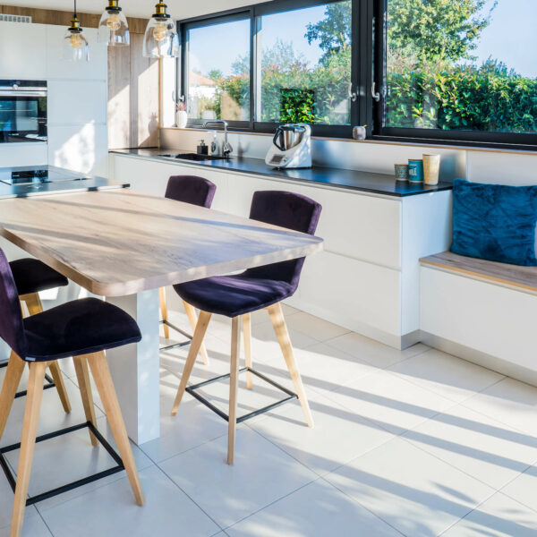 http://Cuisine%20sur-mesure%20blanc%20et%20bois
