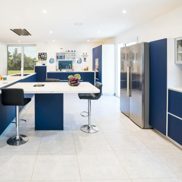 http://Cuisine%20sur-mesure%20bleu%20blanc%20et%20marbre