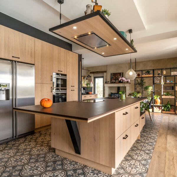 http://Cuisine%20sur%20mesure%20noir%20et%20bois%20Créations%20Gravouille%20Architecte%20d'intérieur%20à%20Angers%20(49)%20et%20Nantes%20(44)