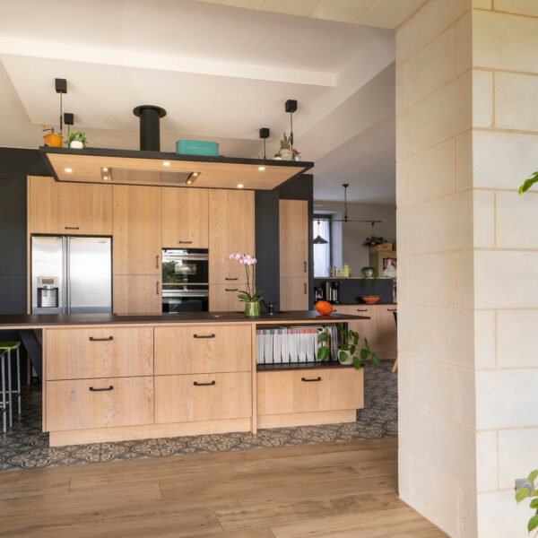 http://Cuisine%20sur%20mesure%20noir%20et%20bois%20Créations%20Gravouille%20Architecte%20d'intérieur%20à%20Angers%20(49)%20et%20Nantes%20(44)