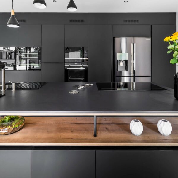 http://Cuisine%20sur%20mesure%20haut%20de%20gamme%20noir%20et%20bois
