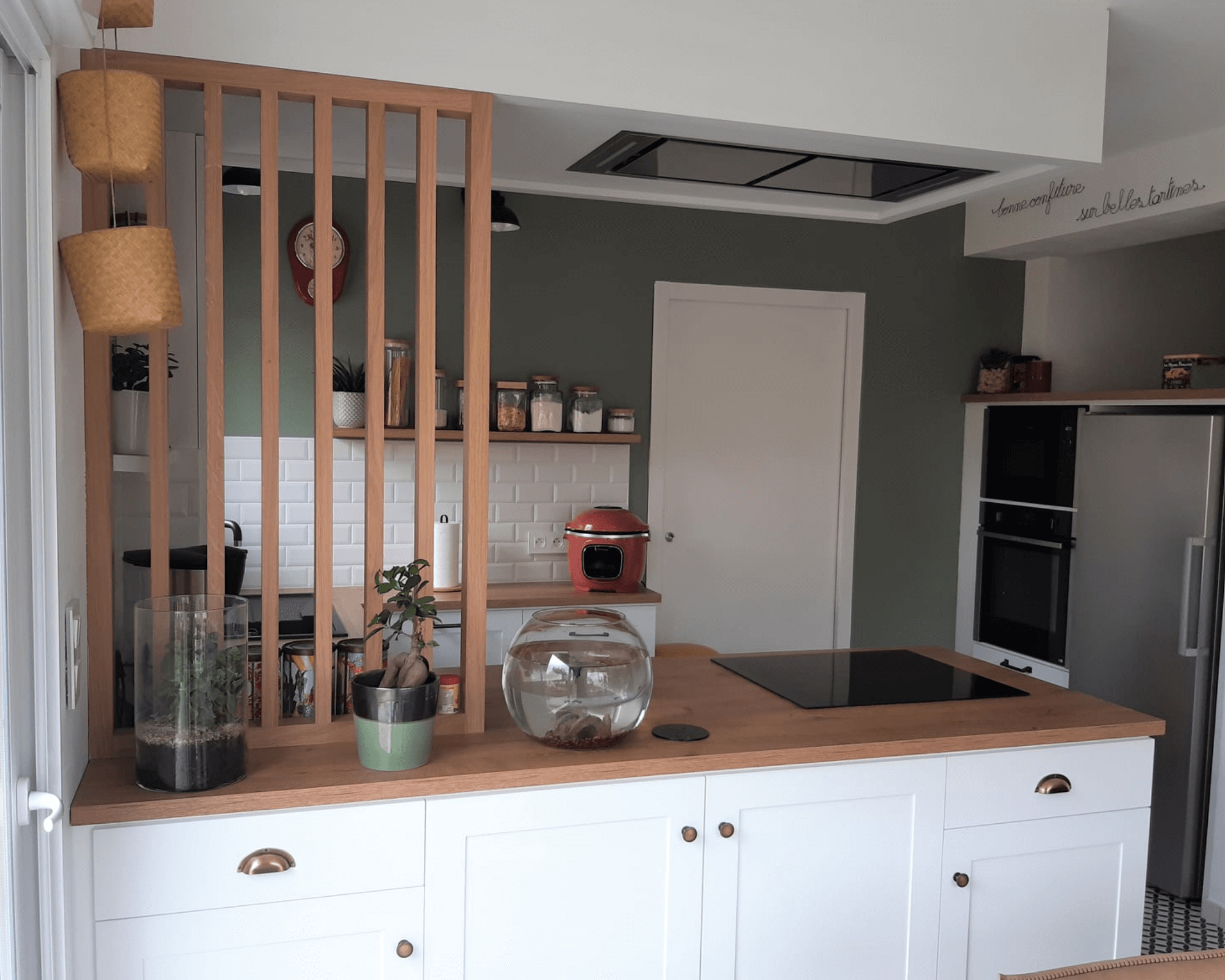 claustra bois dans une cuisine blanche et verte