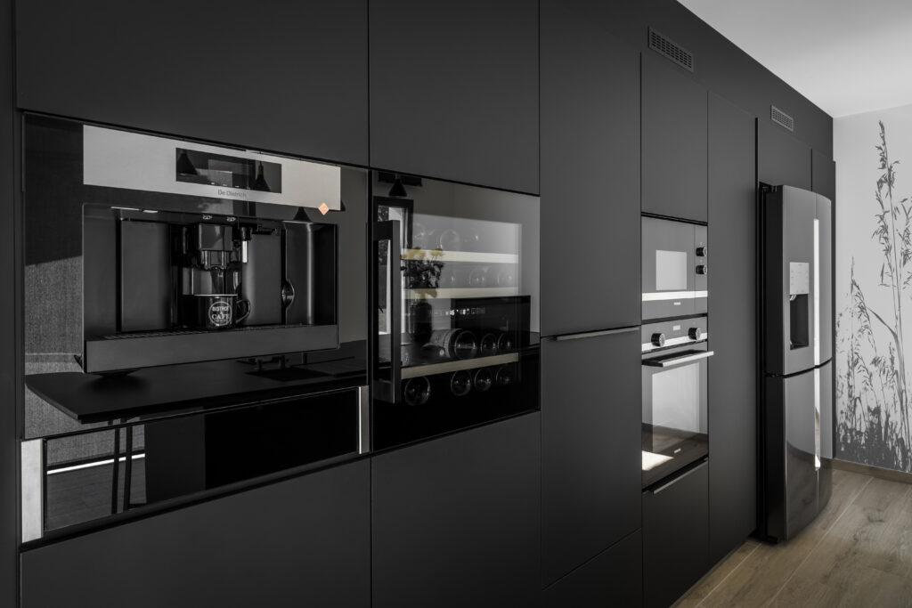 Cuisine sur-mesure noir, bois, mur esprit nature