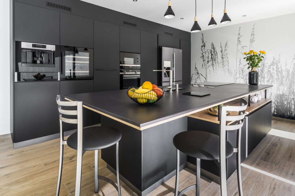 Cuisine sur-mesure noir, bois, mur esprit nature