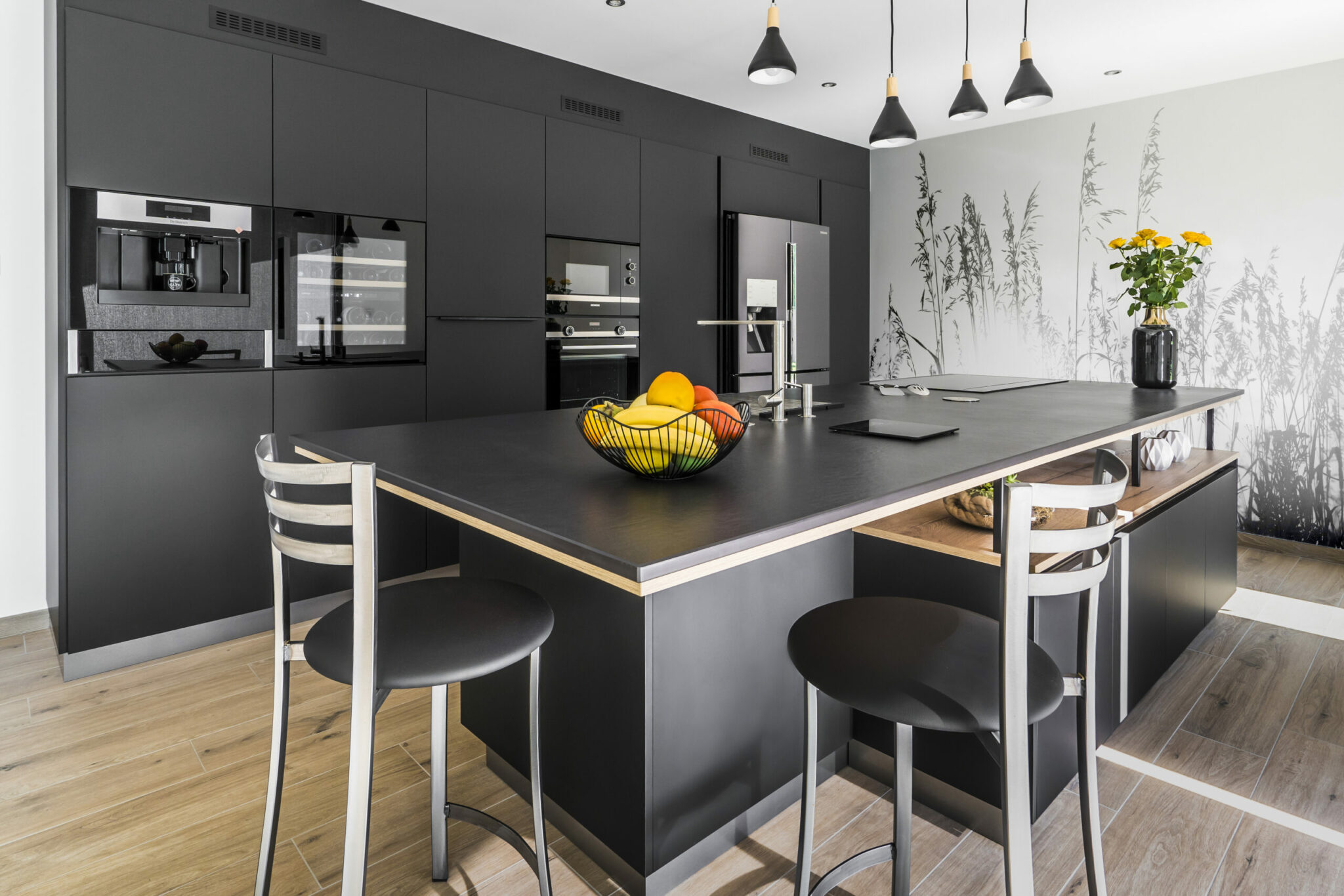 Cuisine sur mesure noir, bois, mur esprit nature