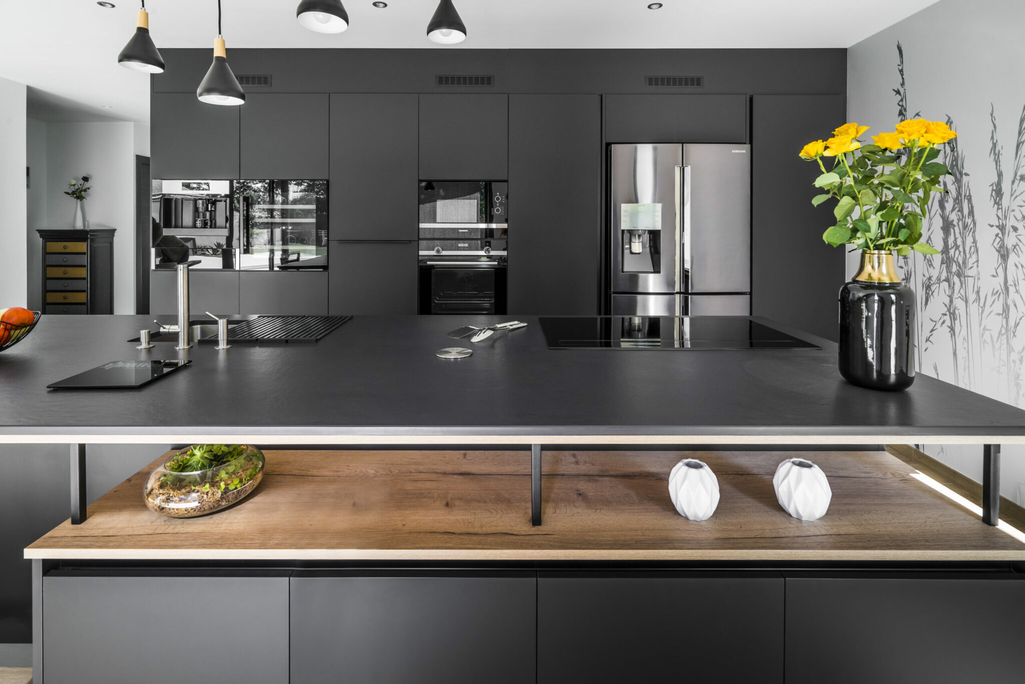 Cuisine sur mesure noir, bois, mur esprit nature