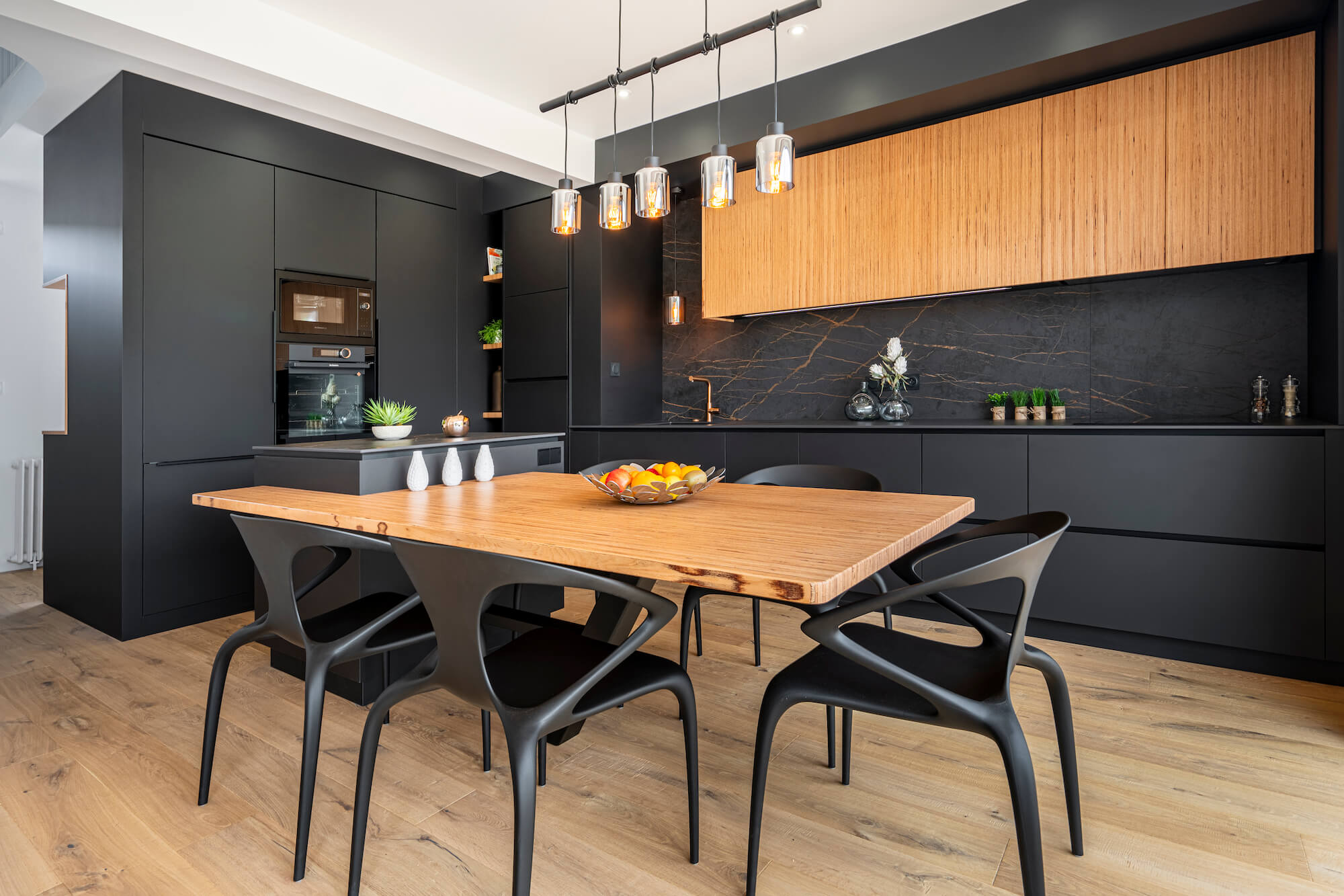 Cuisine design sur mesure noir, bois et noir effet marbré