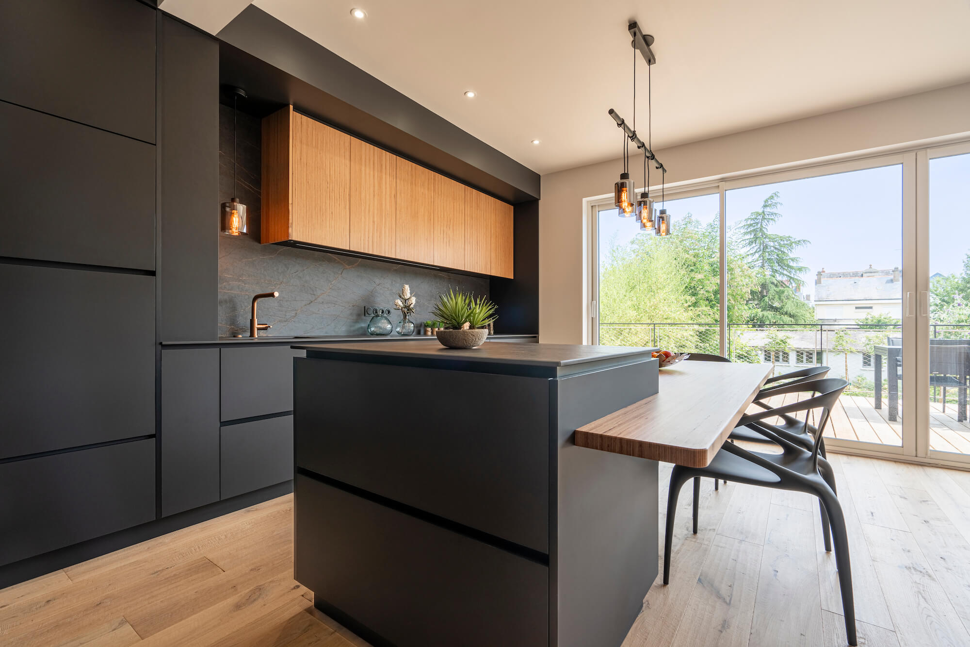 Cuisine aménagée design avec îlot central