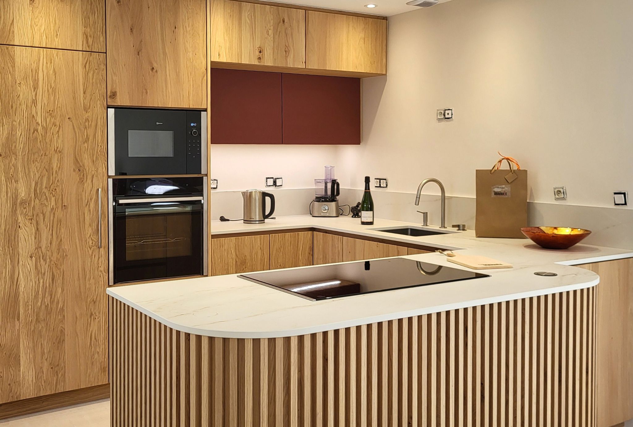 Cuisine sur mesure bois Créations Gravouille avec électroménager haut de gamme Novy