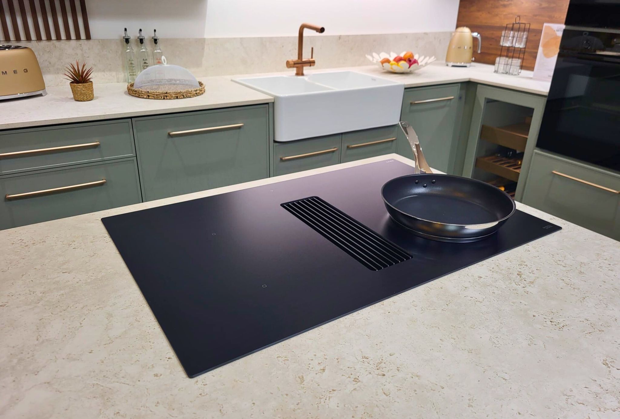 Plaques de cuisson Novy intégrées dans une cuisine haut de gamme Créations Gravouille