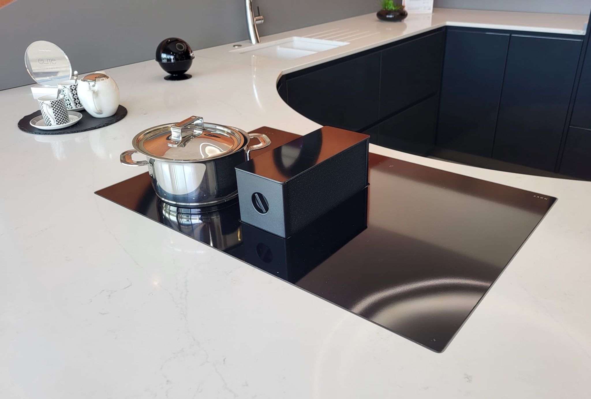 Plaques de cuisson Novy intégrées dans une cuisine haut de gamme Créations Gravouille