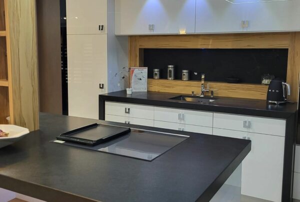 Plaques de cuisson et hotte Novy intégrées dans une cuisine haut de gamme Créations Gravouille