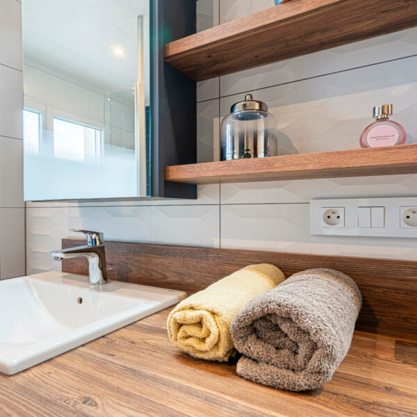 http://Etagères%20en%20bois%20dans%20salle%20de%20bain%20noire