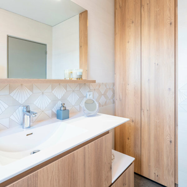 http://Meuble%20de%20salle%20de%20bain%20et%20miroir%20en%20bois