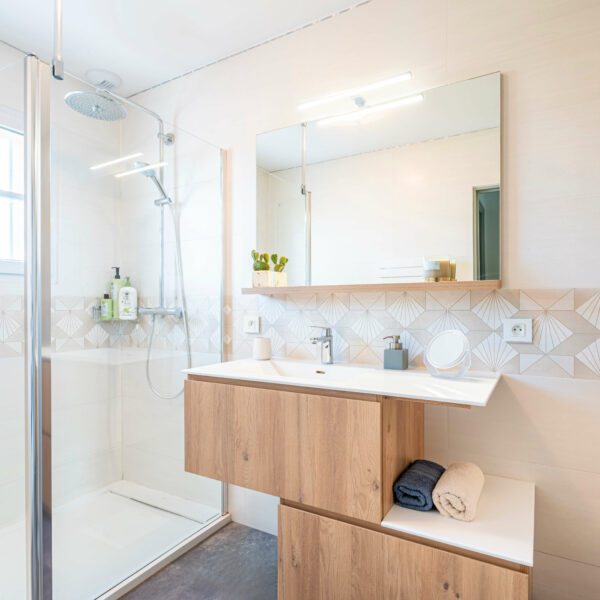 http://Mise%20en%20lumière%20d’une%20salle%20de%20bain%20blanche%20et%20bois