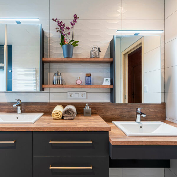 http://Double%20vasque%20dans%20salle%20de%20bain%20noire