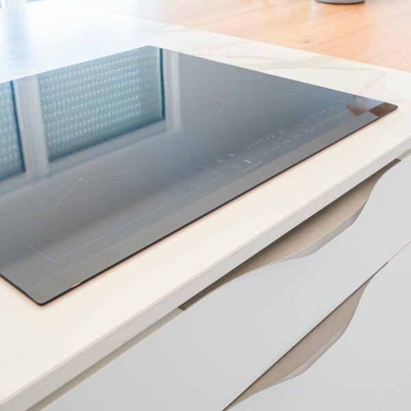 http://plaque%20de%20cuisson%20sur%20meuble%20de%20cuisine%20haut%20de%20gamme%20blanc